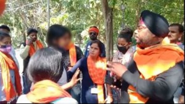 ‘मां-बाप को बुला दो, नहीं तो जेल जाना पड़ेगा’, वैलेंटाइन डे पर प्रेमी जोड़े से अभद्रता UP Tak