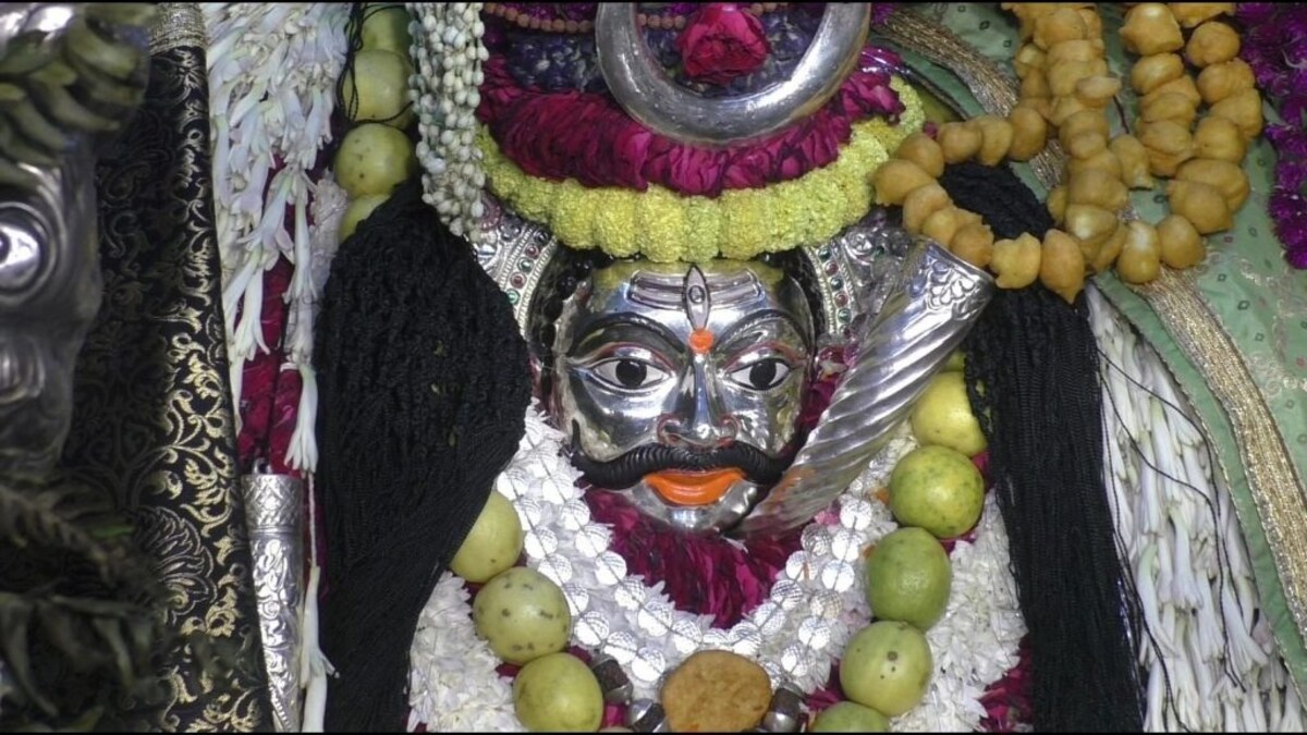 भैरव अष्टमी पर वाराणसी में काटा गया 701 किलो का केक, जानिए इस ‘ग्रैंड केक कटिंग’ की वजह UP Tak