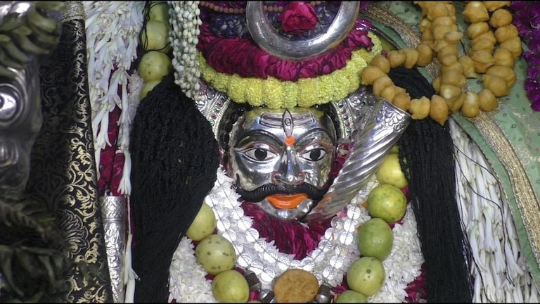 भैरव अष्टमी पर वाराणसी में काटा गया 701 किलो का केक, जानिए इस ‘ग्रैंड केक कटिंग’ की वजह UP Tak