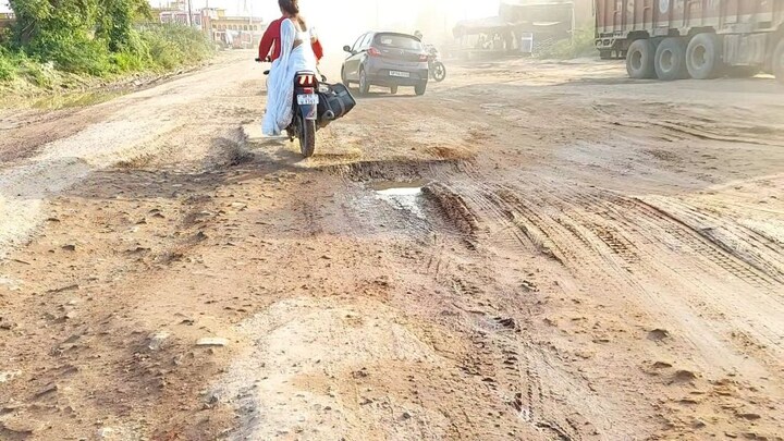 UP की सड़कों का रिएलिटी चेक: 9 किलोमीटर की सड़क में 3 से 4 फीट के गड्ढे, हाल इटावा का UP Tak