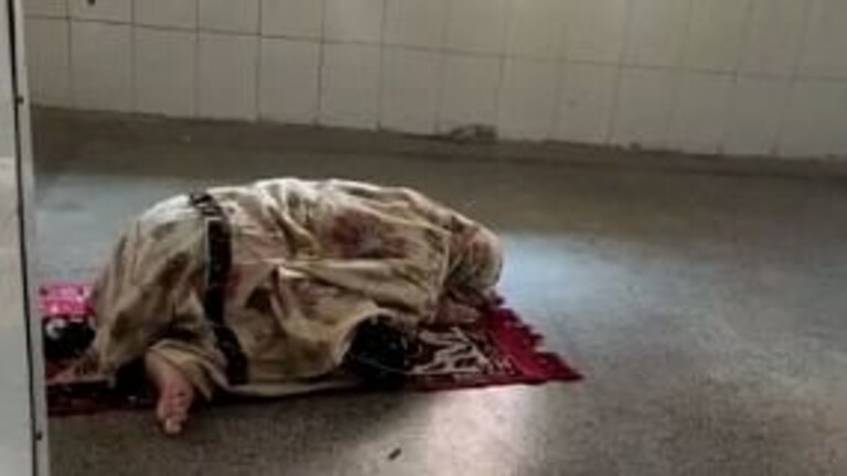 प्रयागराज: अस्पताल में महिला का नमाज पढ़ते वीडियो वायरल, जांच समिति गठित UP Tak