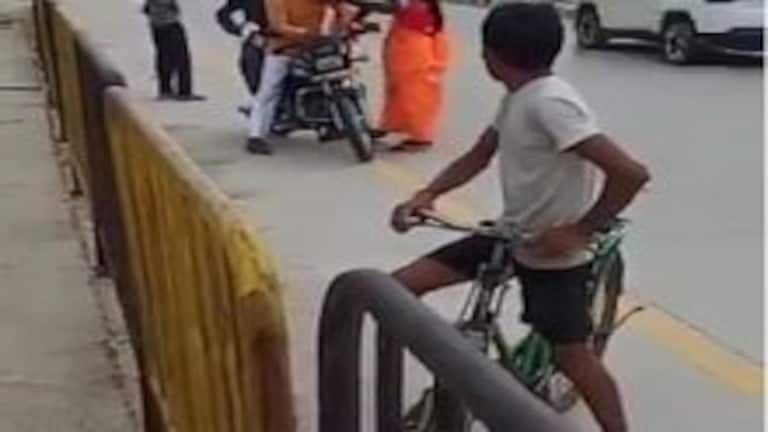 बाराबंकी में महिला ने बीजेपी नेता का कॉलर पकड़ा, चप्पल फेंक कर मारी, वीडियो हुआ वायरल UP Tak