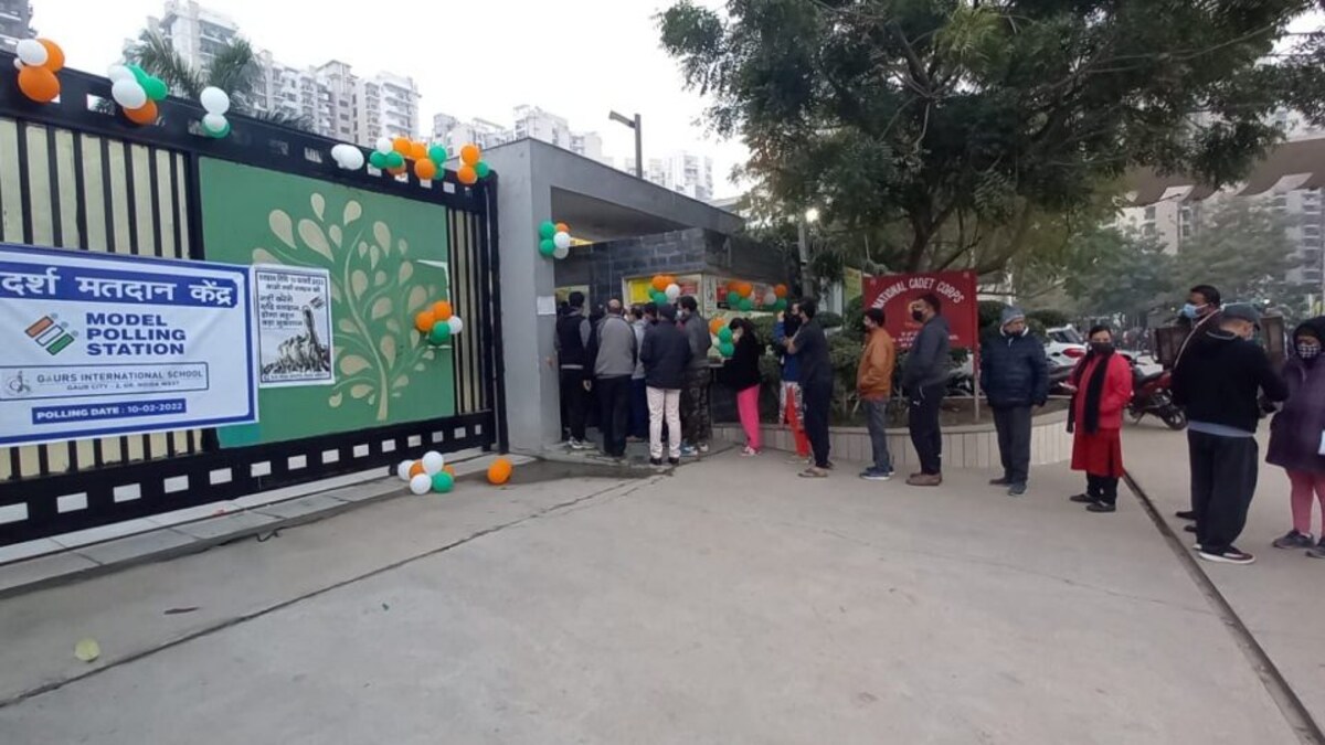 यूपी चुनाव में पहले फेज का मतदान, देखिए नोएडा से लेकर आगरा तक वोटिंग की ये खास तस्वीरें UP Tak