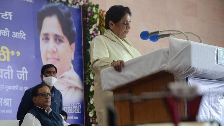 मायावती के हाथ में त्रिशूल? BSP सुप्रीमो की ऐसी तस्वीरें शायद ही पहले दिखी हों UP Tak