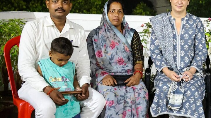 चुनावों में बदसलूकी की शिकार SP महिला नेता को प्रियंका गांधी ने कांग्रेस में कराया शामिल UP Tak