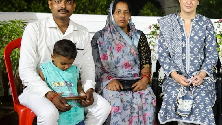 चुनावों में बदसलूकी की शिकार SP महिला नेता को प्रियंका गांधी ने कांग्रेस में कराया शामिल UP Tak