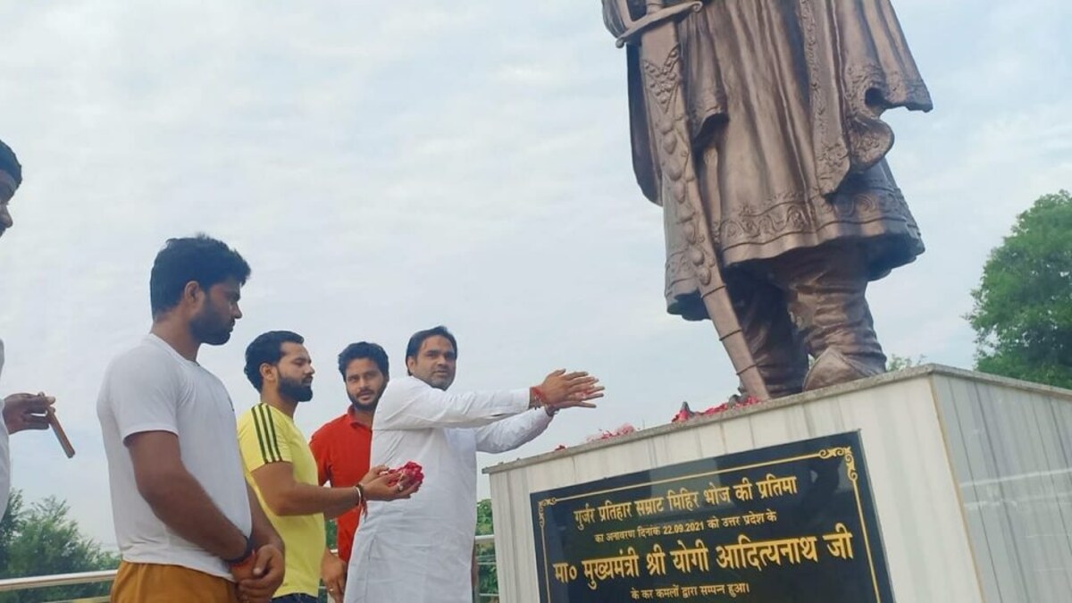 मिहिर भोज प्रतिमा विवाद: फिर से लिखा गुर्जर, CM योगी समेत BJP नेताओं के नाम पर पोती कालिख UP Tak