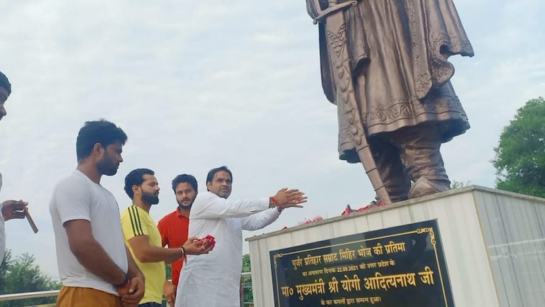 मिहिर भोज प्रतिमा विवाद: फिर से लिखा गुर्जर, CM योगी समेत BJP नेताओं के नाम पर पोती कालिख UP Tak