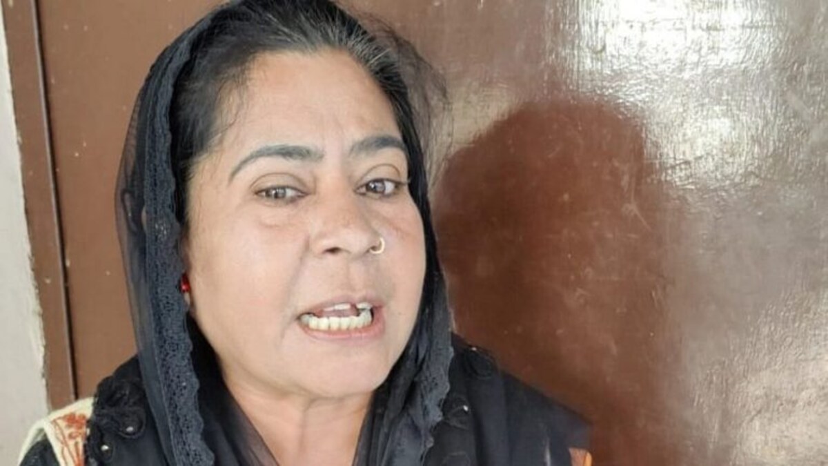 अलीगढ़: SP नेता रुबीना बोलीं, ‘हिजाब-आंचल पर हाथ डालने वालों के हाथ काट दिए जाएंगे’ UP Tak