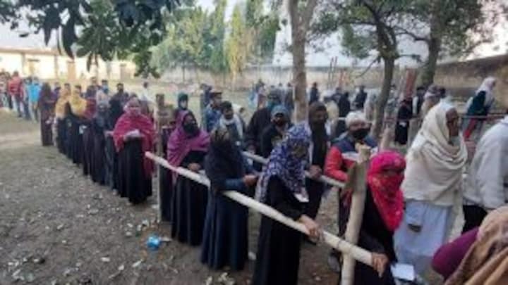 गोला उपचुनाव Live: गोला गोकर्णनाथ में शाम 5 बजे तक 56 प्रतिशत मतदान UP Tak