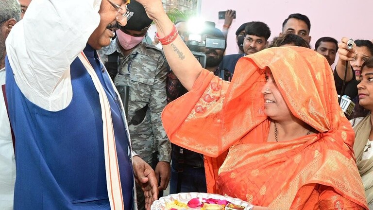 पूजा-पाठ, दही का शगुन कर निकले केशव प्रसाद मौर्य, अपनी सीट को लेकर किया ये दावा UP Tak