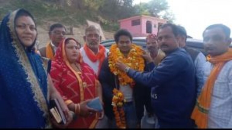 बांदा का छात्र यूक्रेन से पहुंचा अपने घर, घरवाले खुशियों से झूमे, फूल-माला से हुआ स्वागत UP Tak