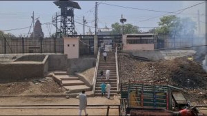 मथुरा: शाही मस्जिद ईदगाह से हटा दिए गए 3 लाउडस्पीकर, चौथे की भी आवाज हुई कम UP Tak