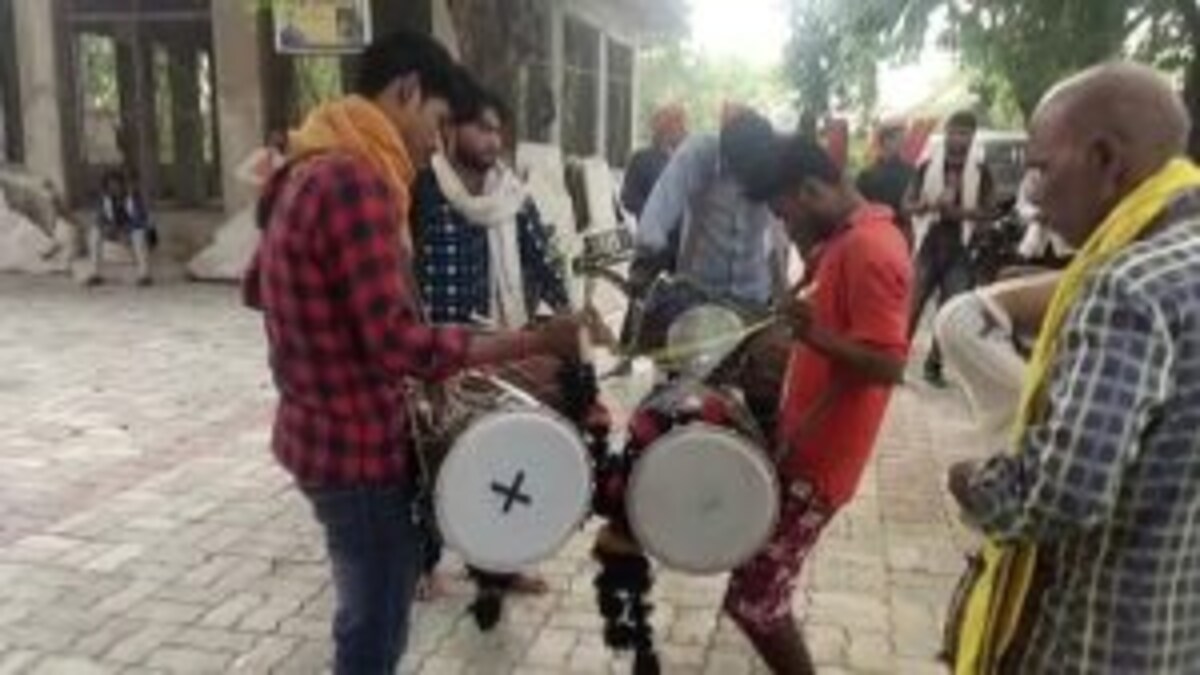 शाहजहांपुर: बैंड वालों को रुपये देने को लेकर हुआ विवाद, दूल्हे ने तोड़ी वरमाला, फिर ये हुआ UP Tak