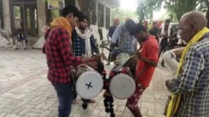 शाहजहांपुर: बैंड वालों को रुपये देने को लेकर हुआ विवाद, दूल्हे ने तोड़ी वरमाला, फिर ये हुआ UP Tak