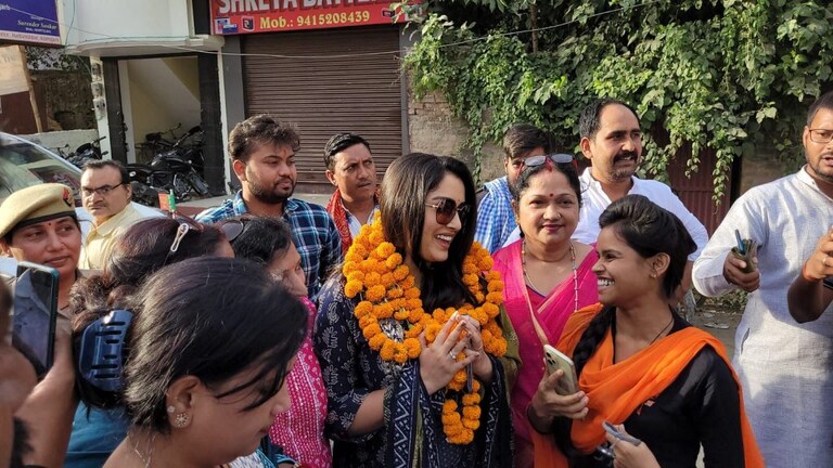 ‘कमल का बटन दबाना है, दिनेश जी को जिताना है’, निरहुआ के प्रचार में जुटीं आम्रपाली दुबे UP Tak