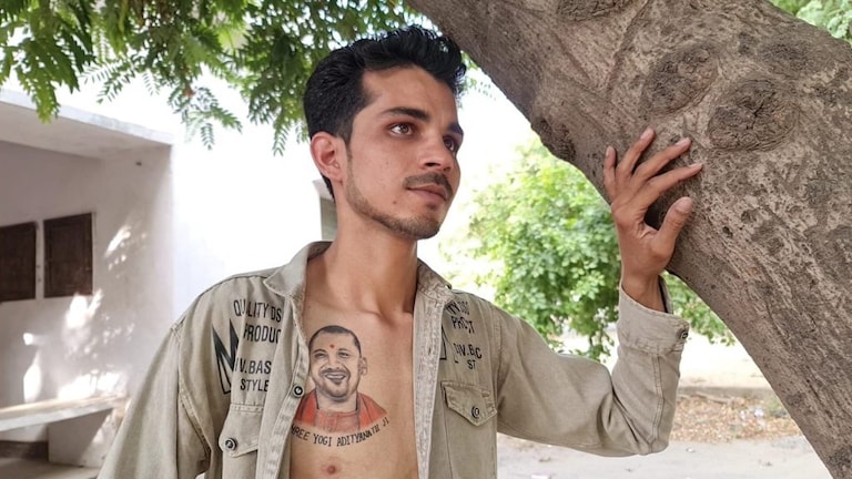 सीएम योगी आदित्यनाथ की दीवानगी में मुस्लिम युवक ने गुदवाया अपने सीने पर उनका टैटू UP Tak