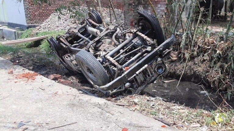 ‘अग्निपथ’ के खिलाफ हिंसक प्रदर्शन जारी, चंदौली में फूंकी जीप, पुलिस की गाड़ी पर पथराव UP Tak