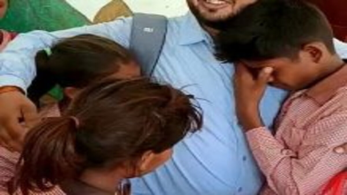 UP Viral News : गुरु पूर्णिमा के एक दिन पहले टीचर से लिपटकर रोए बच्चे, जानिए पूरा मामला UP Tak