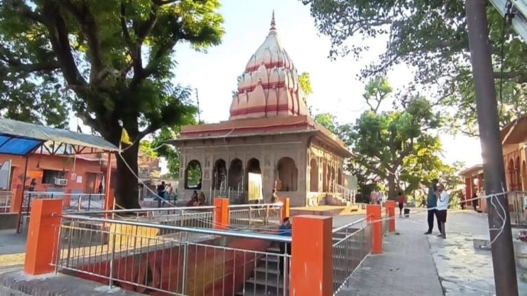 प्रयागराज: यहां है नागों के राजा का अनोखा मंदिर, इसकी मान्यता के हैं दूर-दूर तक चर्चे UP Tak