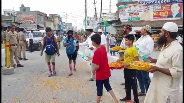 कैराना: मुस्लिम समुदाय के लोगों ने कांवड़ियों पर फूलों की बारिश की, बांटी पानी की बोतलें UP Tak