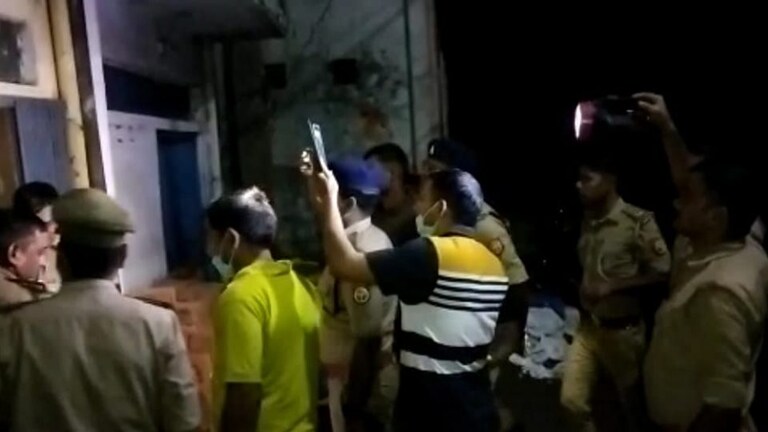 कौशांबी: बंद कमरे में मिला महिला सिपाही का शव, हत्या या आत्महत्या में उलझी मौत की गुत्थी UP Tak