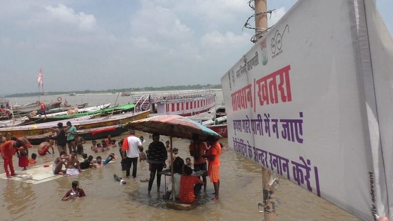 पहाड़ों पर हो रही बारिश की वजह से वाराणसी के गंगा नदी में बाढ़ के हालात, सभी 84 घाट डूबे UP Tak