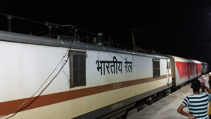 राजधानी एक्सप्रेस में युवक ने महिला के साथ की छेड़खानी? चंदौली में हिरासत में लिया गया UpTak