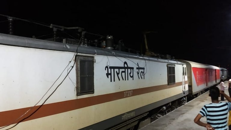 राजधानी एक्सप्रेस में युवक ने महिला के साथ की छेड़खानी? चंदौली में हिरासत में लिया गया UpTak