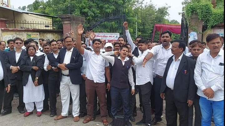 मऊ: बार के अध्यक्ष पर एफआईआर दर्ज होने पर वकील आक्रोशित, पुलिस के खिलाफ की जमकर नारेबाजी UP Tak