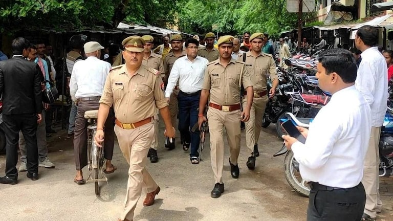 हमीरपुर में महिला जज को वॉट्सऐप पर अभद्र मैसेज भेजता था वकील, इवनिंग वॉक में करता था पीछा UP Tak