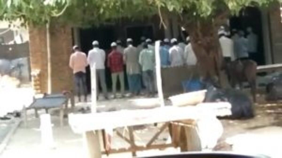 मुरादाबाद: ‘खुले में’ नमाज पढ़ने के आरोप में 26 लोगों के खिलाफ केस दर्ज, ओवैसी ने की निंदा UP Tak