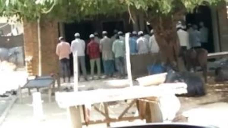 मुरादाबाद: ‘खुले में’ नमाज पढ़ने के आरोप में 26 लोगों के खिलाफ केस दर्ज, ओवैसी ने की निंदा UP Tak