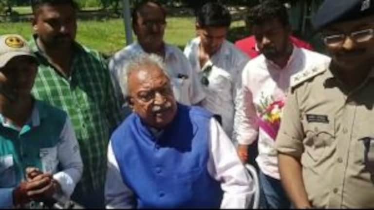 मनोज सिन्हा से मिलने स्कूटी से पहुंचे लक्ष्मीकांत वाजपेई, रोके गए तो कह दी पैसे वाली बात UP Tak