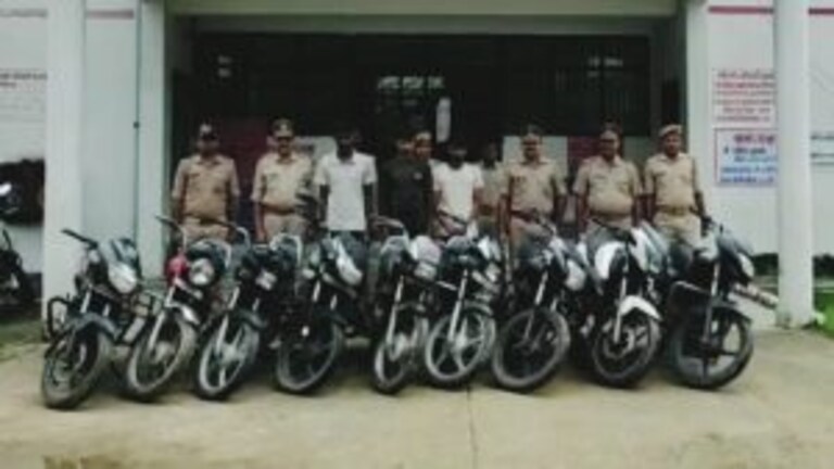 यूपी से बाइक चुराकर बिहार में बेचता था यह गैंग,
चंदौली पुलिस ने 3 को किया गिरफ्तार UP Tak