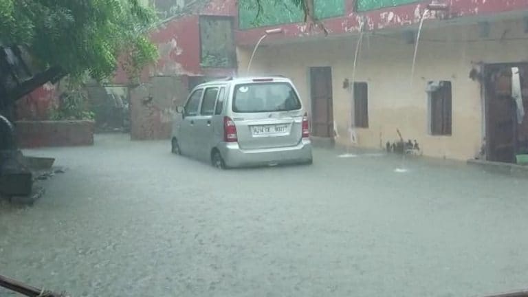 खराब मौसम और भारी बारिश के चलते UP के इन जिलों के स्कूलों में हुआ छुट्टी का ऐलान, जानिए UP Tak