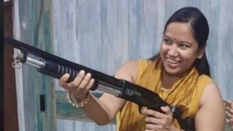 महराजगंज: महिला डॉक्टर ने हाईटेक बंदूक लेकर खींची फोटो, सोशल मीडिया पर शेयर करना पड़ा भारी UP Tak