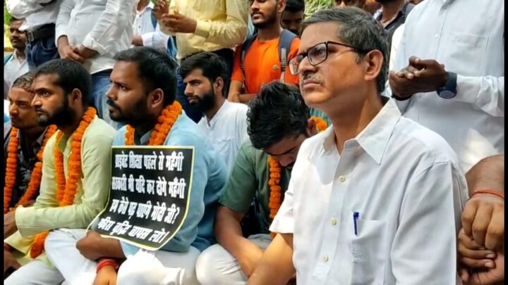 इलाहाबाद यूनवर्सिटी के आंदोलनरत छात्रों के समर्थन में आए पूर्व आईपीएस अमिताभ ठाकुर UP Tak