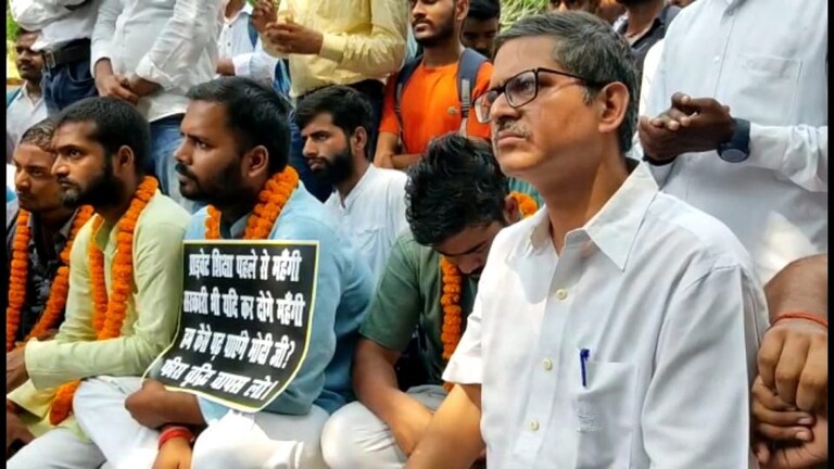 इलाहाबाद यूनवर्सिटी के आंदोलनरत छात्रों के समर्थन में आए पूर्व आईपीएस अमिताभ ठाकुर UPTak