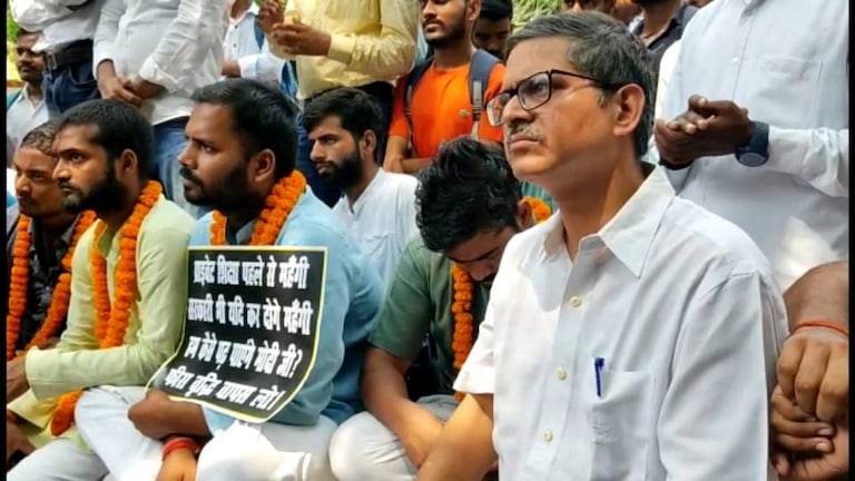 इलाहाबाद यूनवर्सिटी के आंदोलनरत छात्रों के समर्थन में आए पूर्व आईपीएस अमिताभ ठाकुर UP Tak