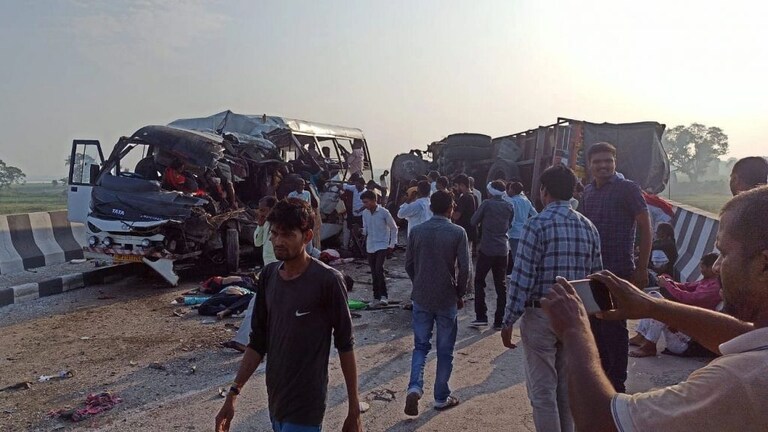 लखीमपुर खीरी में भीषण सड़क हादसा! ट्रक और निजी बस की भिड़ंत में 7 लोगों की मौत, 23 घायल UP Tak