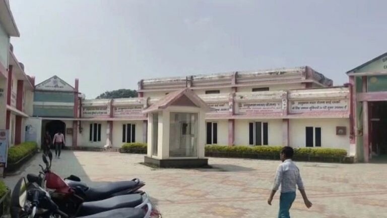 कासगंज: इंस्टीट्यूट के कैशियर ने छात्रा को बंधक बनाकर किया उसका रेप? ऐसे हुआ खुलासा UP Tak