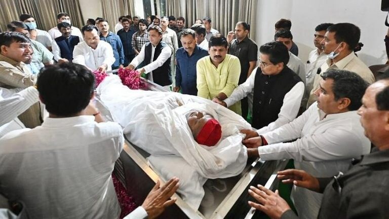 नेताजी का अंतिम संस्कार आज, सैफई में समर्थकों की भीड़, ये नेता हो सकते हैं शामिल UP Tak