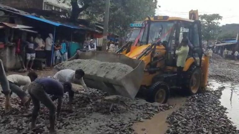 सीतापुर: DM काफिले के सामने गिरा था रिक्शा, अब फजीहत के बाद बन रही रोड, क्या बोले लोग? UP Tak