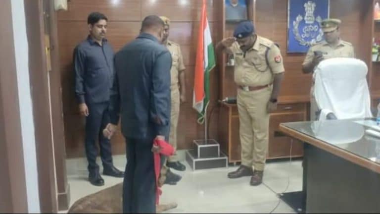 कासगंज: डॉग ने किया हत्या का खुलासा, गिरफ्त में आरोपी, एसपी ने जॉनी डॉग को दी सलामी UPTak