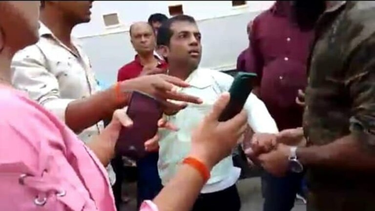 आजमगढ़: ‘महिला जागरूकता अभियान’ का संचालक भेजता था महिलाओं को अश्लील मैसेज, जमकर हुई पिटाई UP Tak