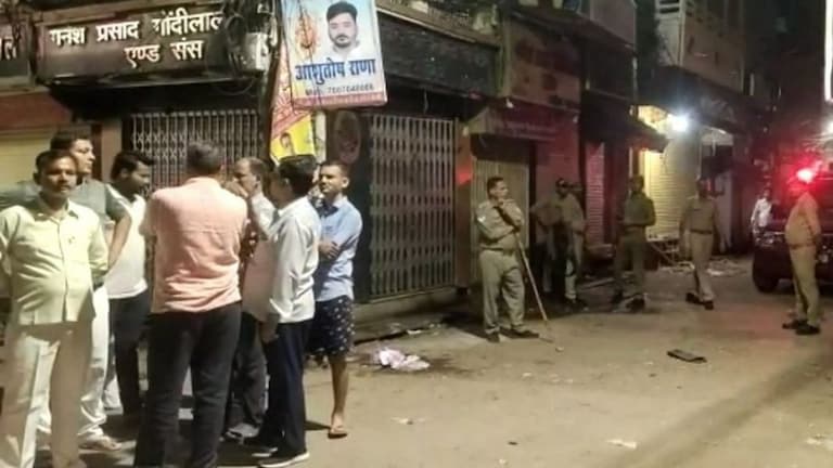 बांदा: पुलिस बनकर सराफा व्यापारी को रोका, की चेकिंग, घर आकर बैग खोला तो उड़ गए होश UP Tak