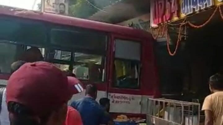 मऊ: ड्राइवर खड़ा था नीचे, अचानक खुद स्टार्ट हो गई बस और दुकान में जा घुसी, जानिए मामला UP Tak