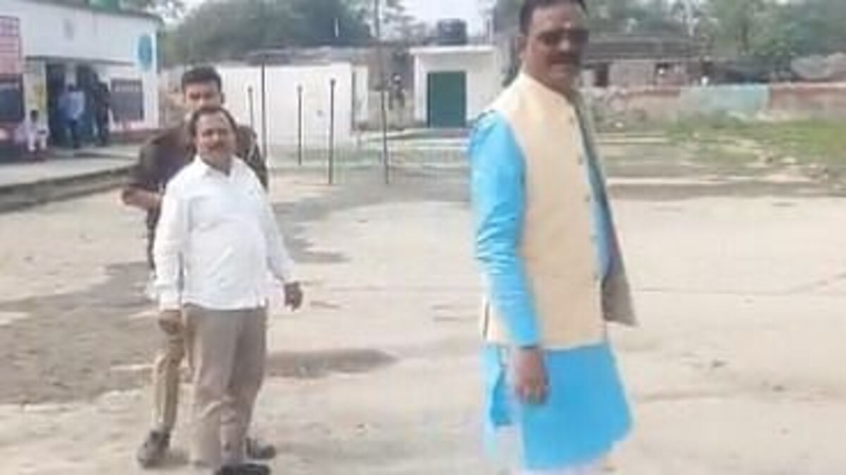 गोला उपचुनाव: बूथ पर खड़े मिले BJP विधायक, सपा बोली- निष्पक्षता का ढोंग ना करे चुनाव आयोग UP Tak