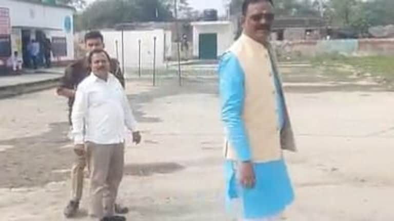 गोला उपचुनाव: बूथ पर खड़े मिले BJP विधायक, सपा बोली- निष्पक्षता का ढोंग ना करे चुनाव आयोग UP Tak